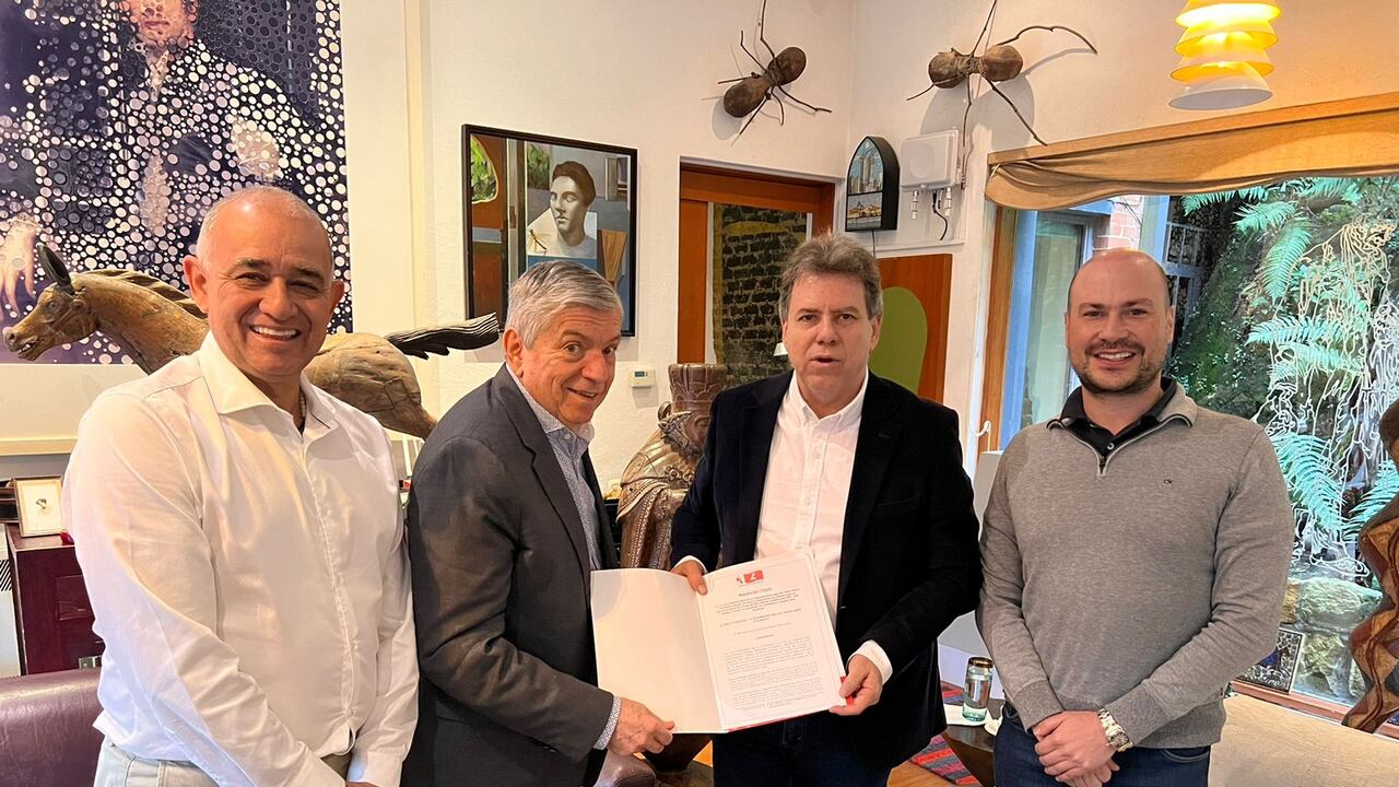 El expresidente César Gaviria entregándole el aval a Eugenio Prieto para la Gobernación de Antioquia.