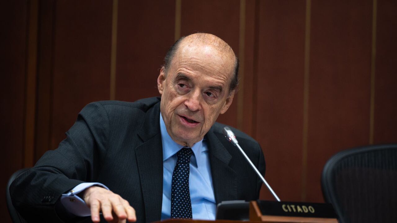 Canciller Álvaro Leyva en medio de una citación ante el Congreso.