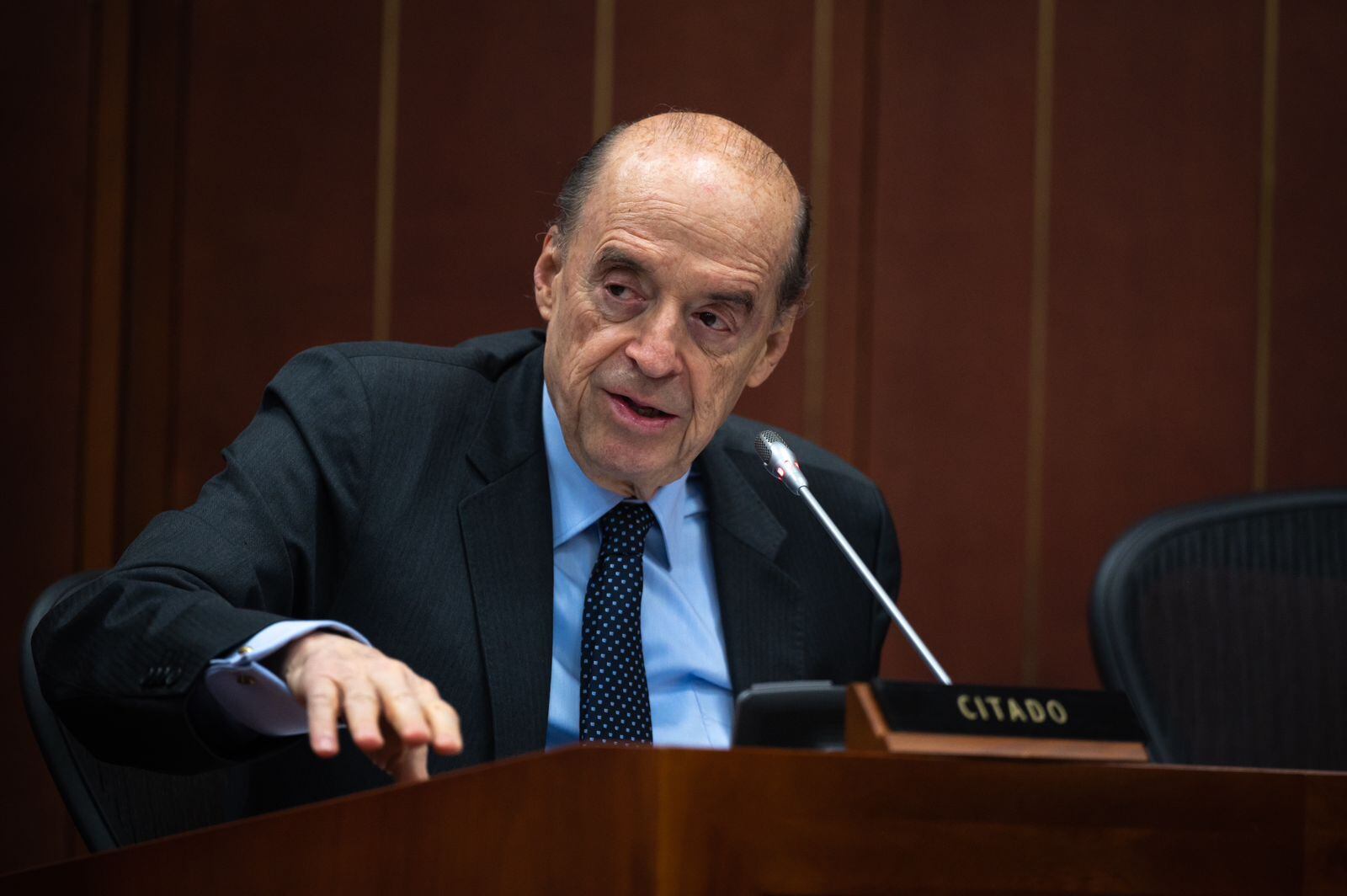 Canciller Álvaro Leyva en medio de una citación ante el Congreso.