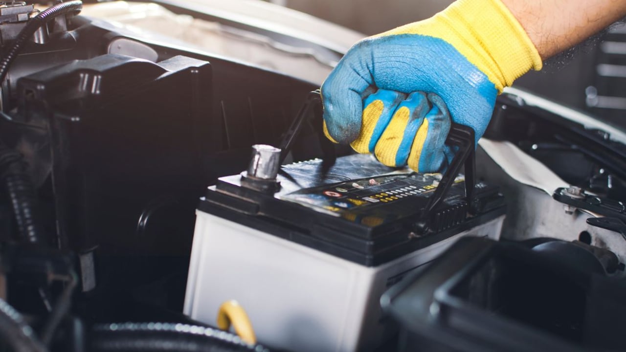 Así se debe desconectar la batería de un carro.