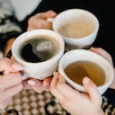 El café y el té tienen propiedades antioxidantes que pueden ayudar a prevenir ciertas enfermedades, siempre y cuando se consuman con moderación.