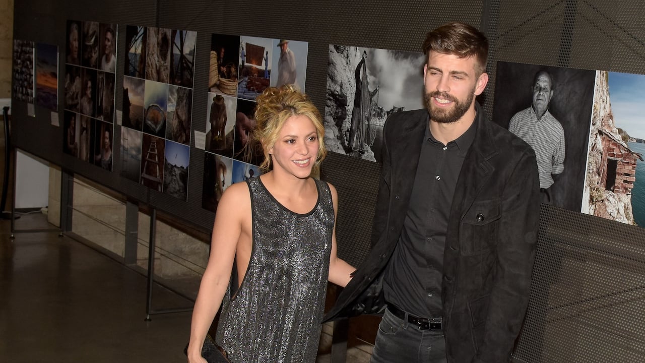 Gerard Pique (R) and Shakira (L) attend the 'Festa De Esport Catala 2016 Awards' on January 25, 2016 in Barcelona, Spain.