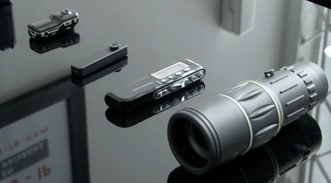 "Utilizamos dispositivos de grabación oculta, que pueden ser: botones, falsos llaveros, gafas, gorras, etc." Jeisson Villamil