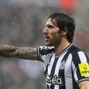 En foto del 25 de octubre del 2023, Sandro Tonali del Newcastle hace un gesto durante el encuentro de la fase de grupos de la Liga de Campeones ante el Borussia Dortmund. El jueves 26 de octubre del 2023 Tonali es vetado 10 meses por la Federación de Fútbol de Italia por apostar en partidos con equipo en los que jugó. (AP Foto/Scott Heppell)