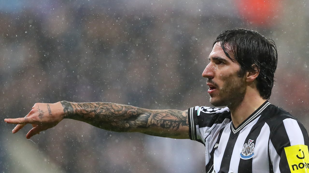 En foto del 25 de octubre del 2023, Sandro Tonali del Newcastle hace un gesto durante el encuentro de la fase de grupos de la Liga de Campeones ante el Borussia Dortmund. El jueves 26 de octubre del 2023 Tonali es vetado 10 meses por la Federación de Fútbol de Italia por apostar en partidos con equipo en los que jugó. (AP Foto/Scott Heppell)