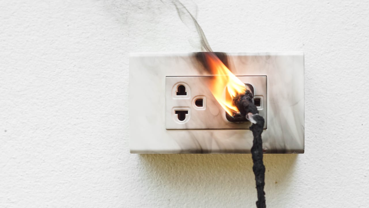 Dejar ciertos electrodomésticos conectados puede representar un riesgo significativo para la seguridad del hogar.