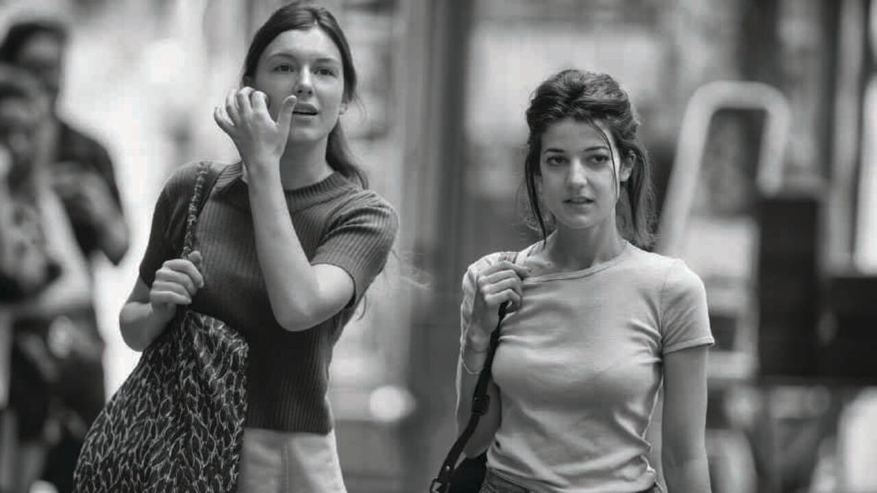Louise Chevillotte y Esther Garrel personifican a dos muchachas, de la misma edad, que deben vivir juntas cuando una de ellas se convierte en la novia del padre de la otra.
