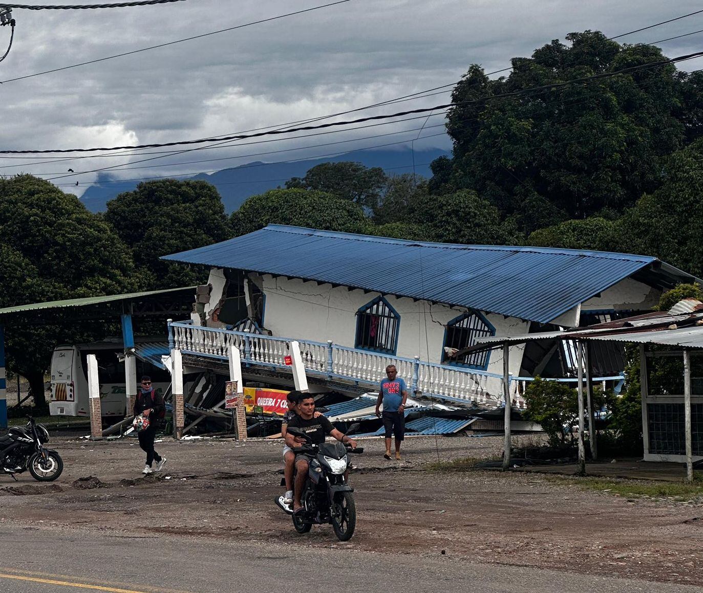 El epicentro fue localizado en el municipio de Paratebueno, Cundinamarca, lugar donde varios usuarios en redes sociales reportaron fuertes afectaciones en las viviendas del sector.