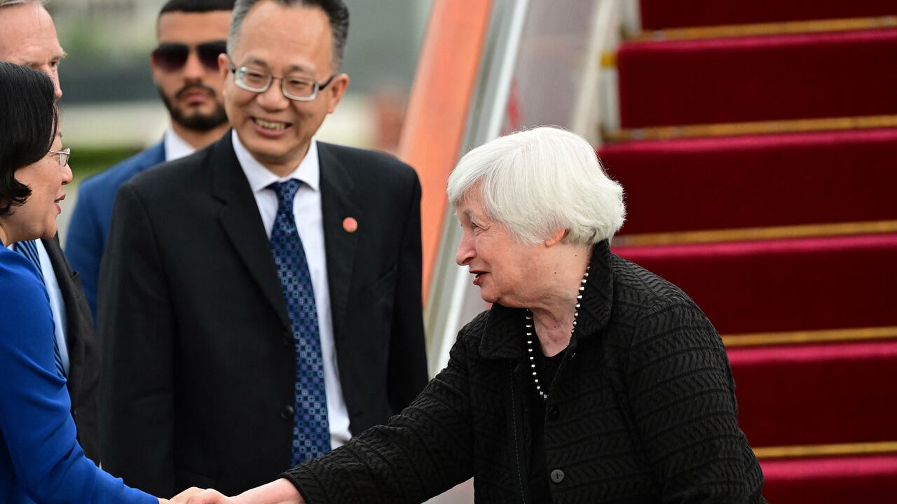La secretaria del Tesoro de Estados Unidos, Janet Yellen, llegó el jueves (6 de julio) a Pekín para una visita de cuatro días a China con el objetivo de estabilizar la relación económica entre las dos potencias mundiales. (Photo by Pedro PARDO / POOL / AFP).