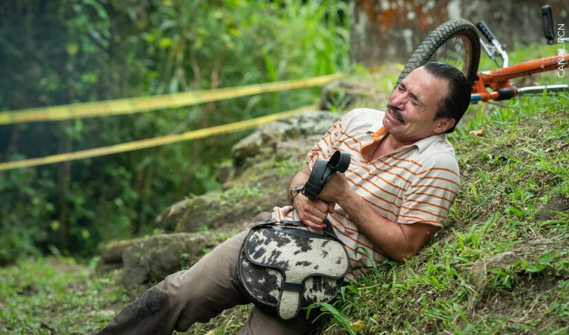 El actor colombiano Ramiro Meneses, el tío Lucho en la serie Rigo, lamentando la muerte de su "hermanito" Rigoberto Urán