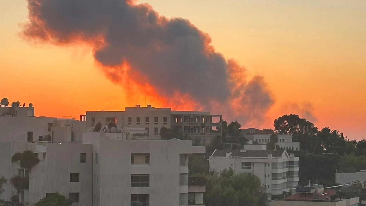 El humo se eleva tras los ataques aéreos israelíes en Beirut, visto desde Baabda, el viernes 27 de septiembre de 2024. (Foto AP)
