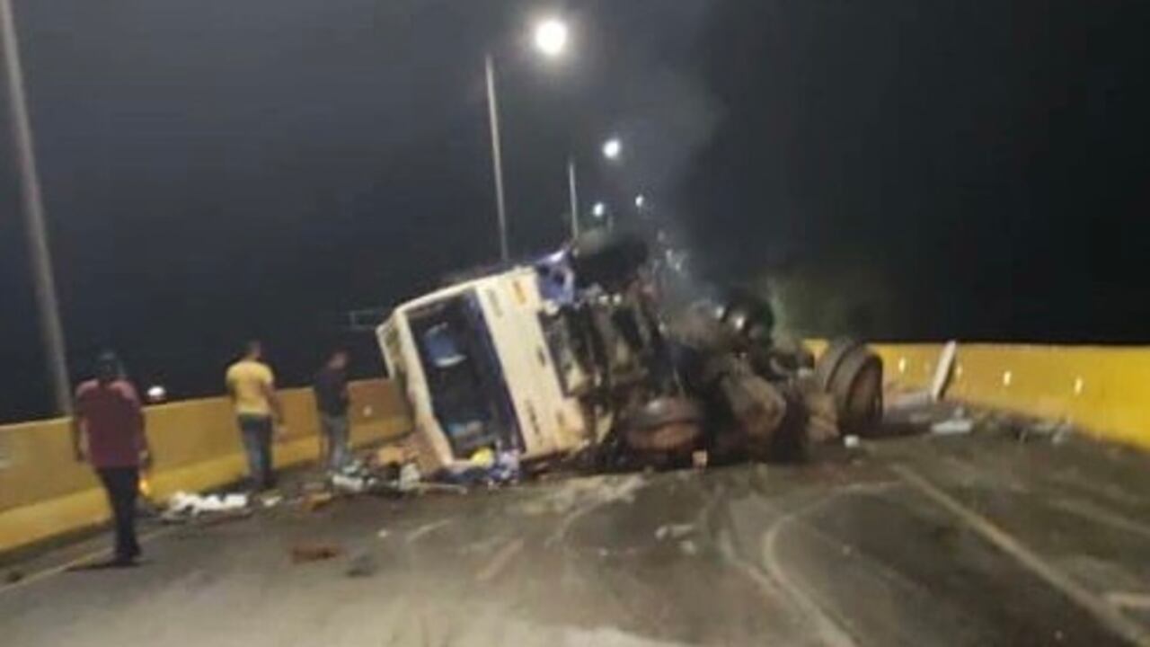 Los conductores de los dos automotores debieron ser trasladados a un centro asistencial debido a que resultaron con algunas heridas, aunque se desconoce, por el momento, un parte médico sobre su estado de salud.