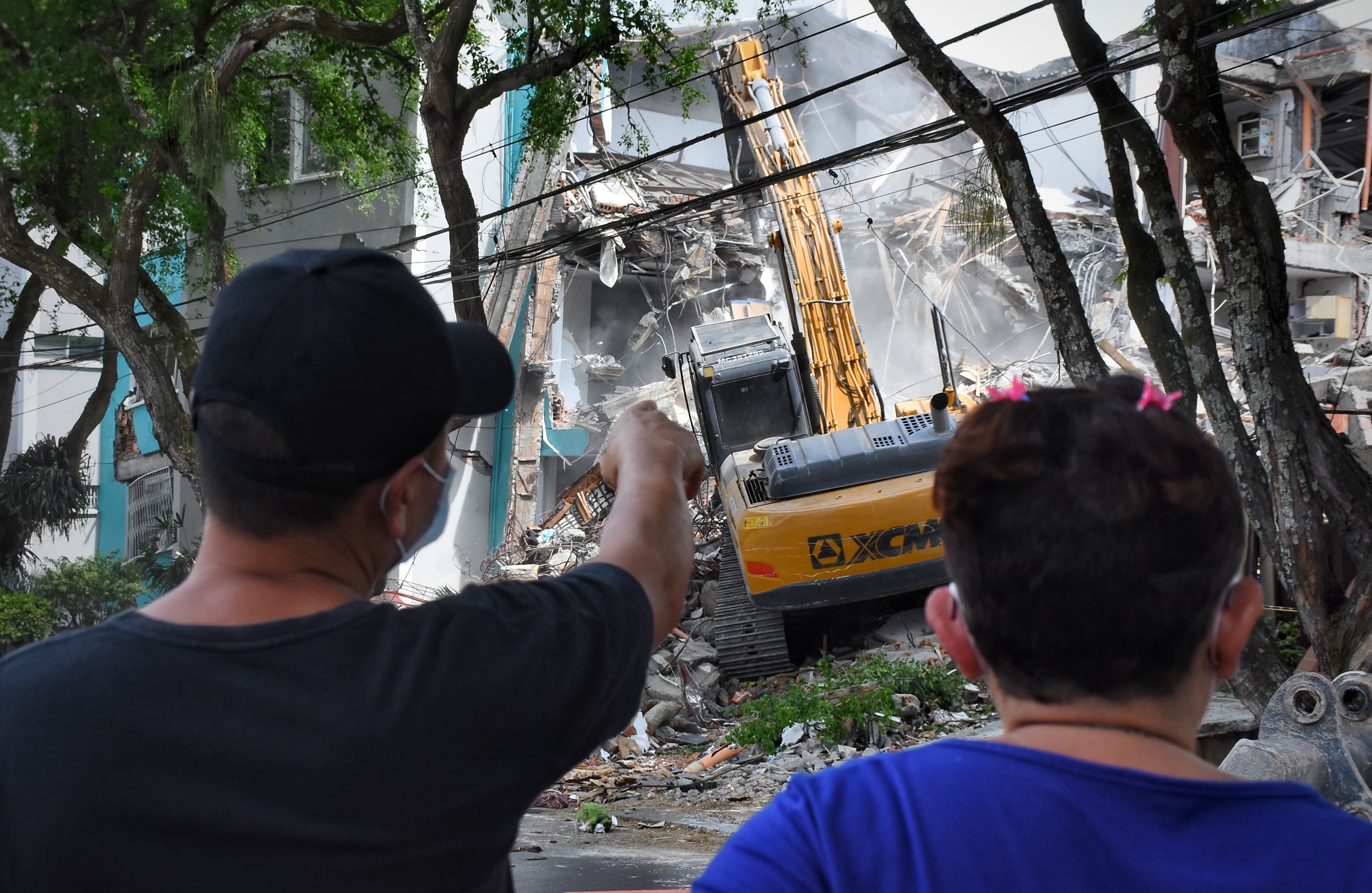 Demolición del Edificio María Mercedes en el barrio Cuarto de Legua.