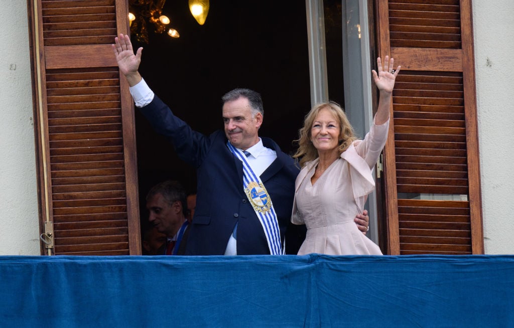 Yamandu Orsi, Presidente de Uruguay, y Carolina Cosse, Vicepresidenta de Uruguay, saludan desde el balcón del Palacio Estévez después de la toma de posesión del nuevo Presidente de Uruguay, Orsi, en la Plaza de la Independencia.