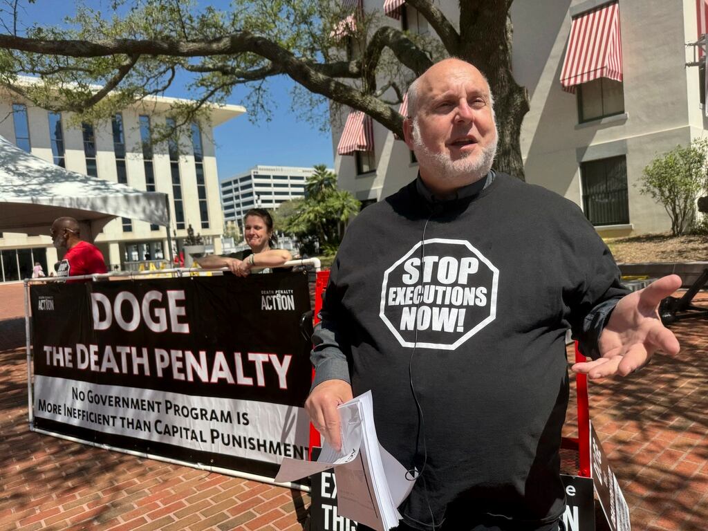 Abraham Bonowitz, del grupo nacional de defensa Death Penalty Action, habla en un evento frente al capitolio estatal en Tallahassee, Florida, el miércoles 19 de marzo de 2025 para oponerse a la ejecución de Edward James, programada para el 20 de marzo de 2025.