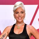 Lady Gaga posa con el premio a la Mejor Canción Original por "Shallow" en la sala de prensa durante Hollywood y Highland el 24 de febrero de 2019 en Hollywood, California.