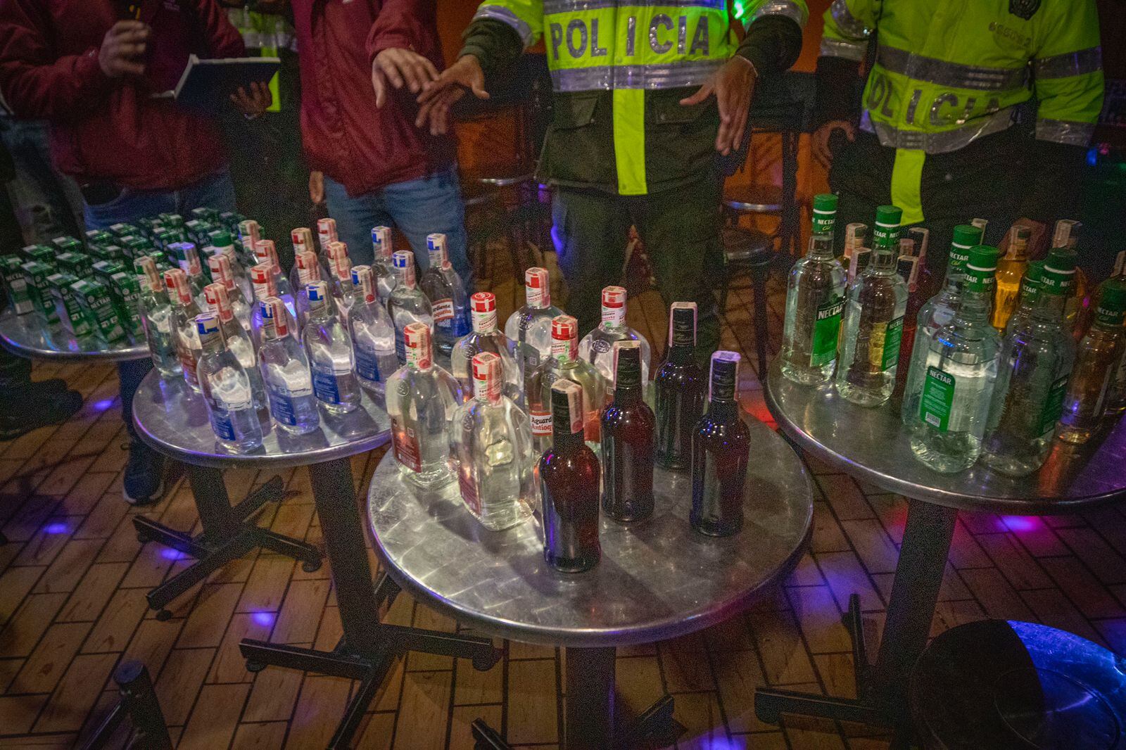 Descubren bodega clandestina con licor adulterado en Bogotá; estaba escondido en la lavandería de una casa de encuentros sexuales