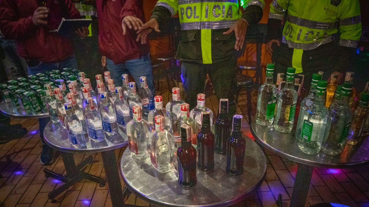 Descubren bodega clandestina con licor adulterado en Bogotá; estaba escondido en la lavandería de una casa de encuentros sexuales