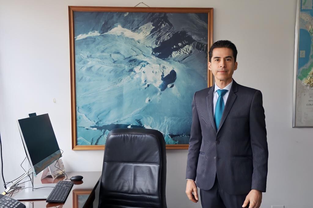 Desde sus días de estudiante de geología, John Makario Londoño ha investigado el volcán Nevado del Ruiz. Participó en la elaboración del primer mapa de amenazas del volcán que sigue en alerta naranja y con una posible erupción en días o semanas.