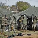 Miembros de la Armada de México comienzan a construir un refugio temporal en la frontera en Matamoros, estado de Tamaulipas, México, el 22 de enero de 2025, antes de las deportaciones prometidas por el presidente estadounidense Donald Trump. (Foto de QUETZALLI BLANCO / AFP)
