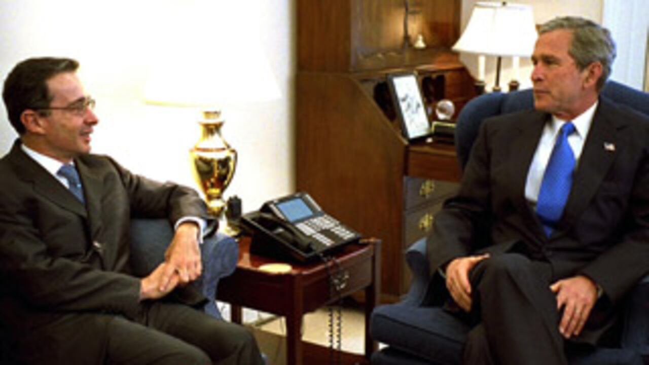 En su calidad de Presidente electo, Uribe hizo la visita tradicional a Washington. Ya posesionado, Uribe le presemtó a Bush su estrategia de seguridad democrática