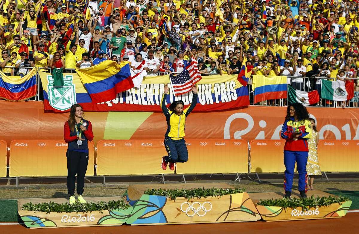 Muchos colombianos acompañaron a Mariana. En el himno nacional se sintieron. AP/Patrick Semansky