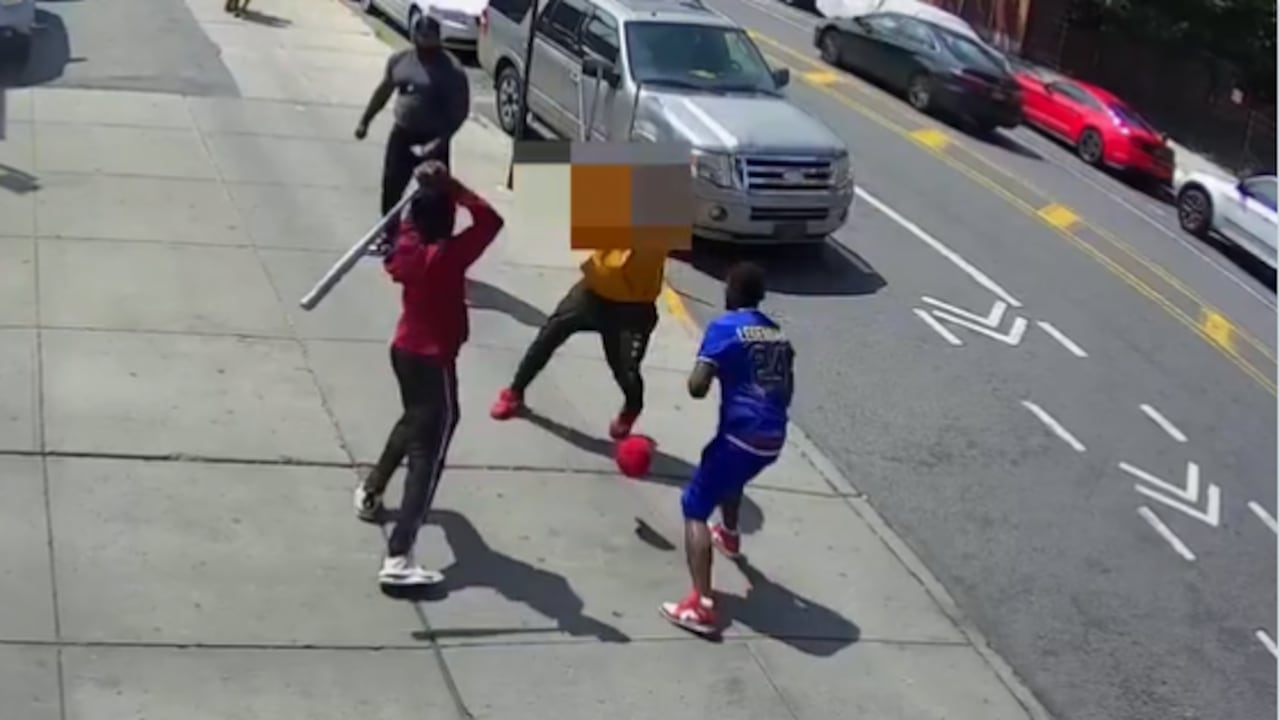 La policía busca a los sospechosos.