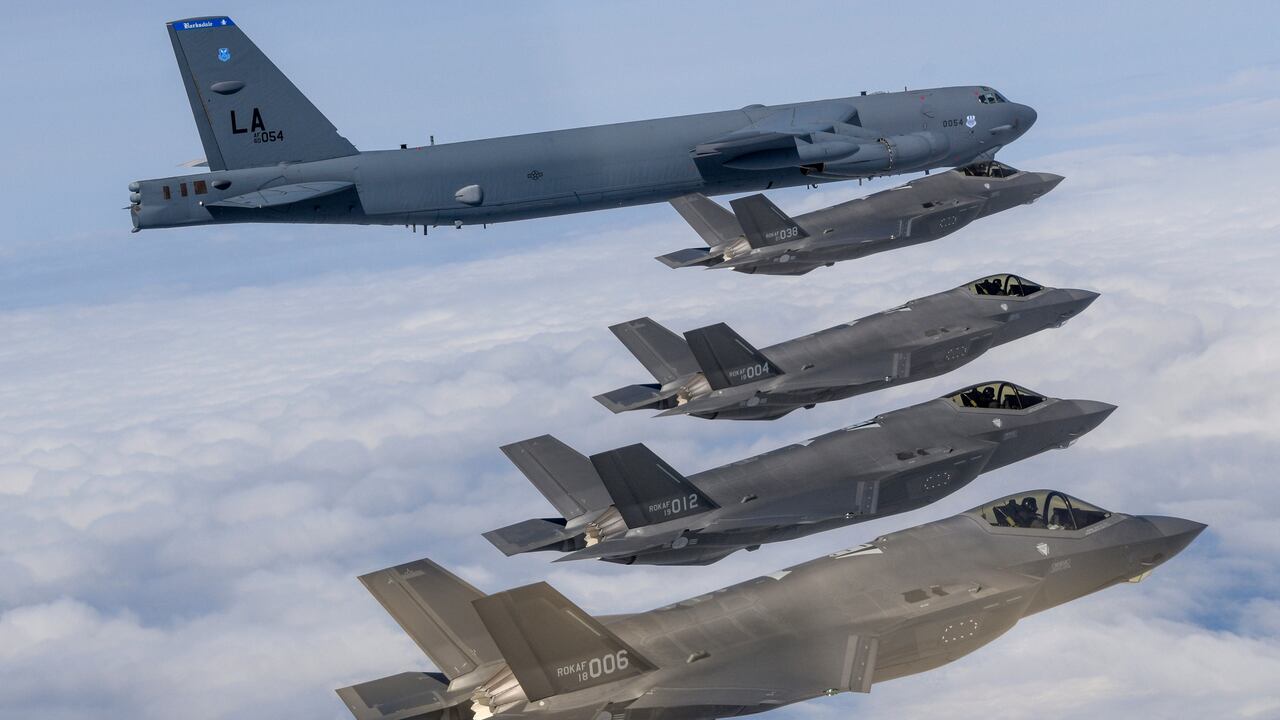 Los bombarderos B-52 de EE. UU. se unen al ejercicio con Corea del Sur en una serie de maniobras militares realizadas después del lanzamiento de un misil balístico por parte de Corea del Norte