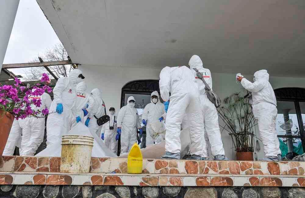 Hombres del CTI se aprestan a realizarles las necropcias a varios cadaveres llegados al cementerio de Mocoa, el miércoles 5 de abril de 2017 en Putumayo, luego que la noche del 31 de marzo una avalancha provocada por el desbordamiento de los ríos Mocoa, Mulato y Sangoyaco arrasó con todo lo que encontró a su paso. Hasta el momento la cifra de muertos se eleva a  301víctimas mortales y un indeterminado numero de desaparecidos. Foto: Carlos Julio Martínez / Enviado Especial de Semana