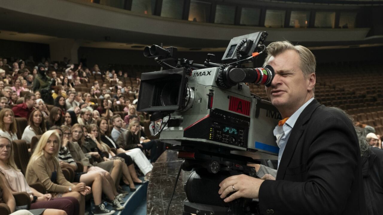 El director Christopher Nolan con la enorme cámara IMax de 70 mm., que ha hecho su acompañante desde 'Dunkirk' (2017).