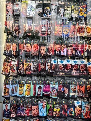 objetos cotidianos y la comercialización de asuntos internacionales.