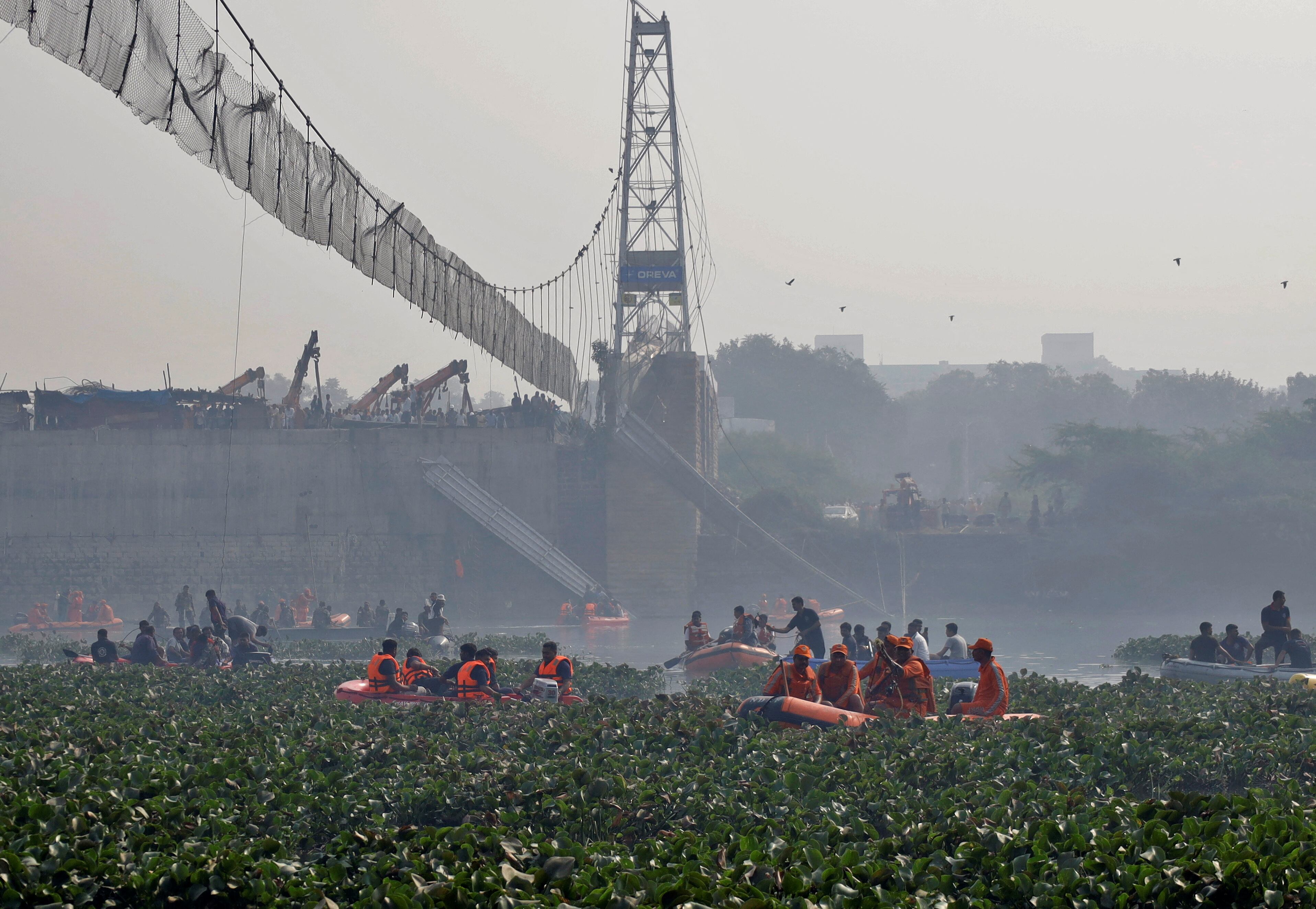 Los equipos de rescate buscan supervivientes tras el derrumbe de un puente colgante en la ciudad de Morbi, en el estado occidental de Gujarat en la India. 
