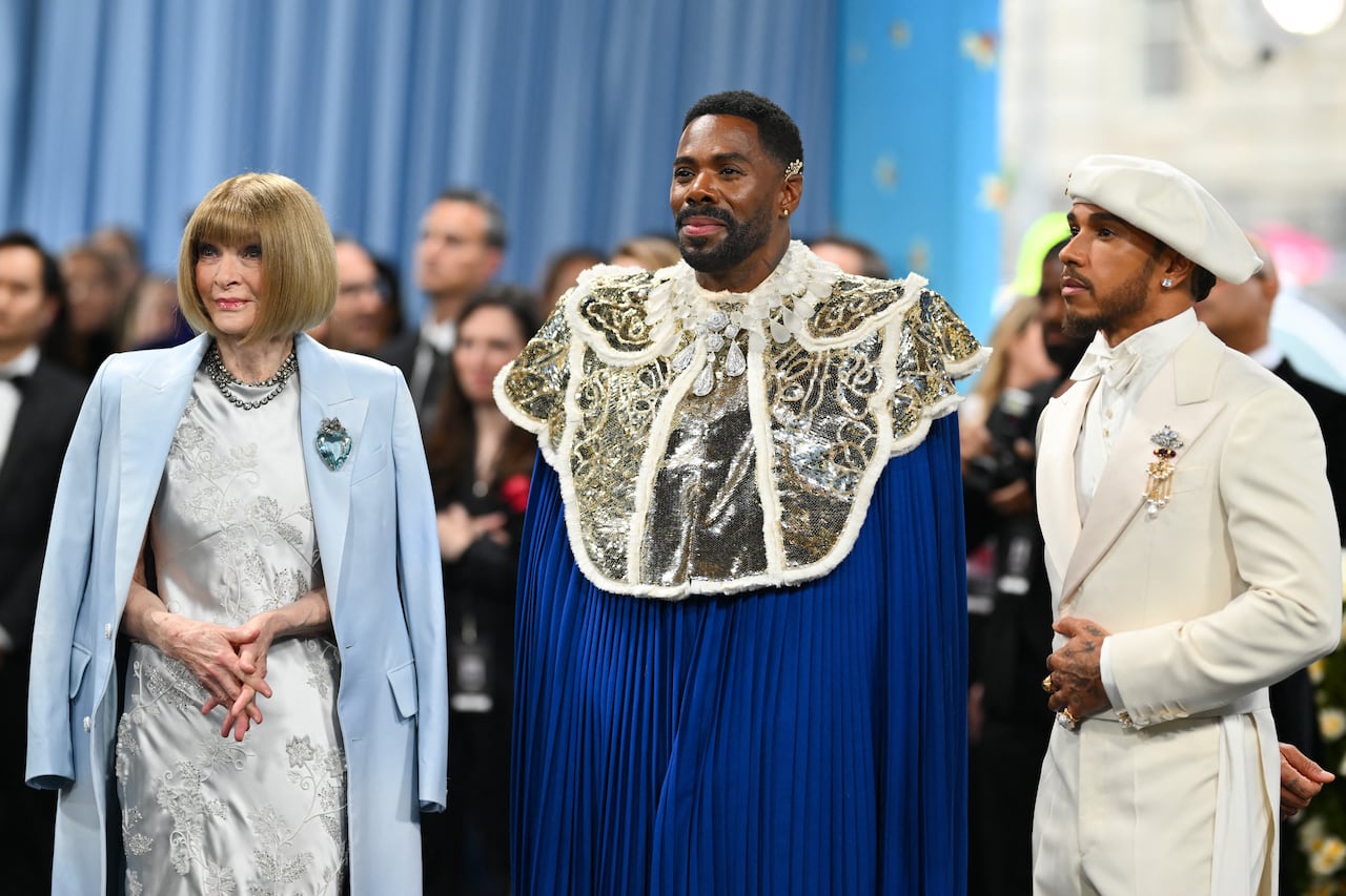 El dandismo negro se luce en la Gala MET: La editora jefe de Vogue, Anna Wintour, el actor Colman Domingo y el piloto de carreras Lewis Hamilton en el Museo Metropolitano de Arte, el 5 de mayo de 2025, en Nueva York. (Photo by Angela WEISS / AFP)