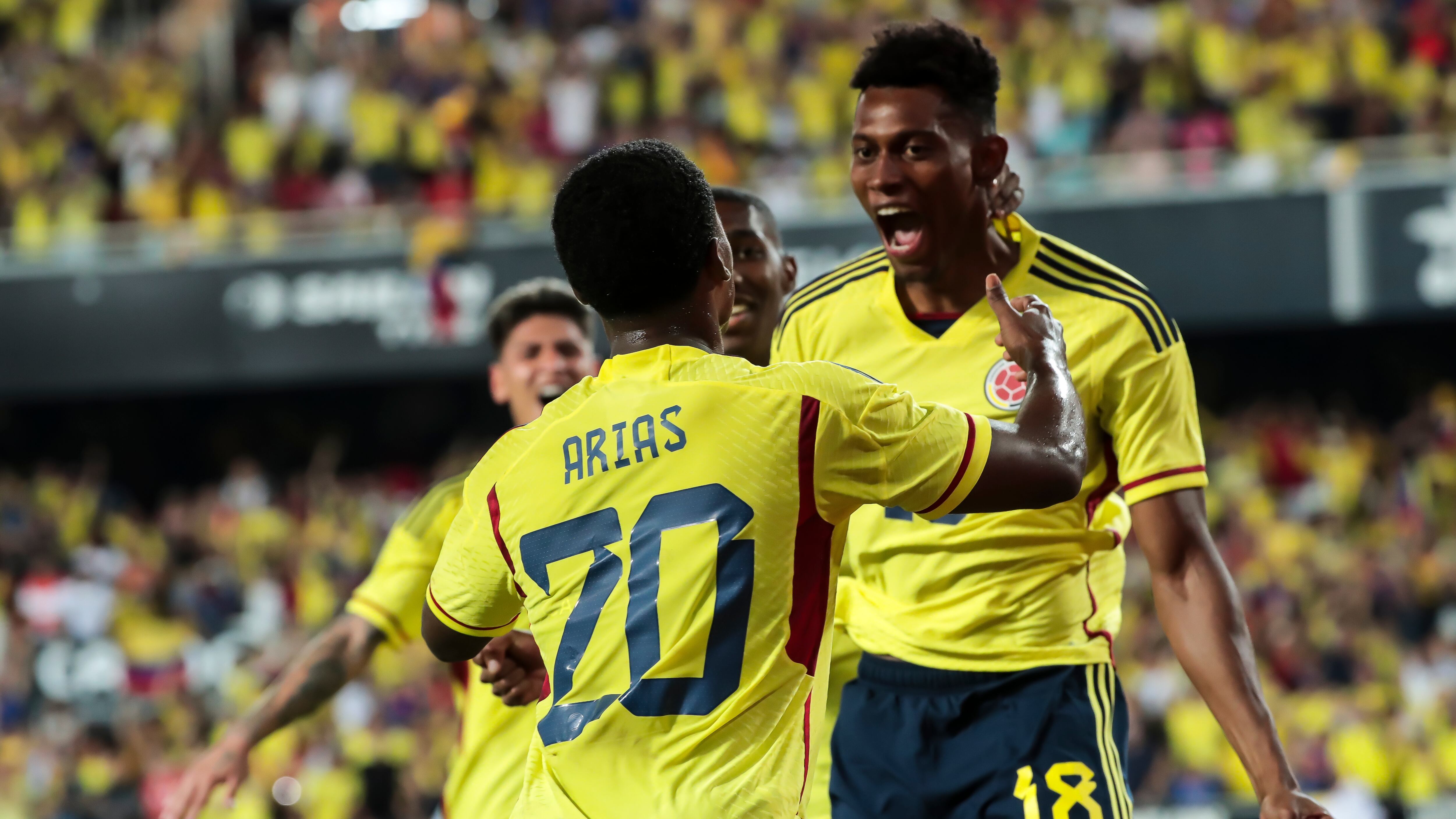 Jorge Carrascal, Jhon Arias y Mateo Cassierra con la Selección Colombia.