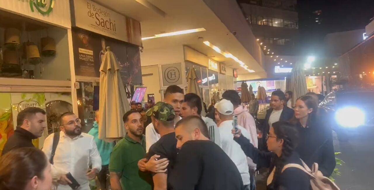 Riña entre simpatizantes y opositores a la campaña del candidato Albert Corredor en Medellín.