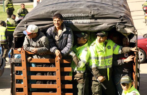 En camiones de la Policía fueron trasladados los habitantes de calle desde la calle del Bronx hasta el coliseo de Usme.