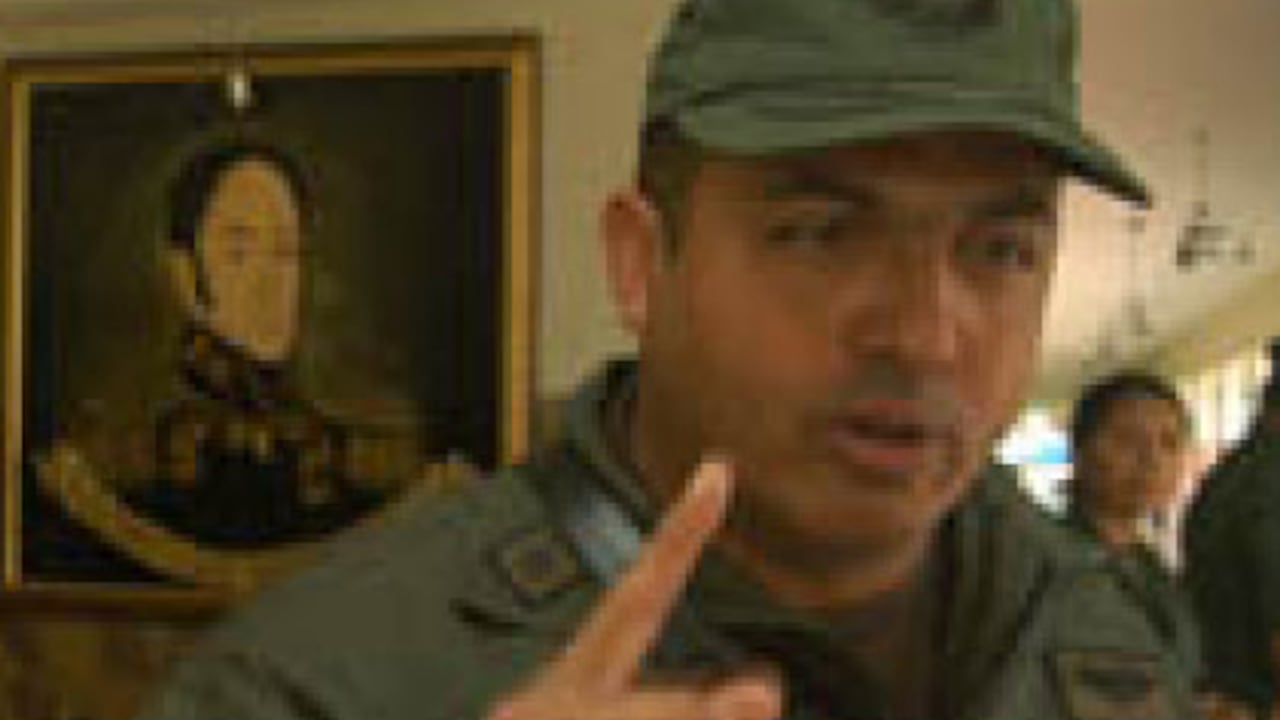 En enero de 2007 el jefe guerrillero Iván Márquez envió varios correos electrónicos en los que afirmaba que los generales venezolanos Cliver Alcalá (izquierda) y Hugo Armando Carvajal le entregarían lanzacohetes a las Farc. En julio de 2008 esas armas aparecieron en un campamento de las Farc