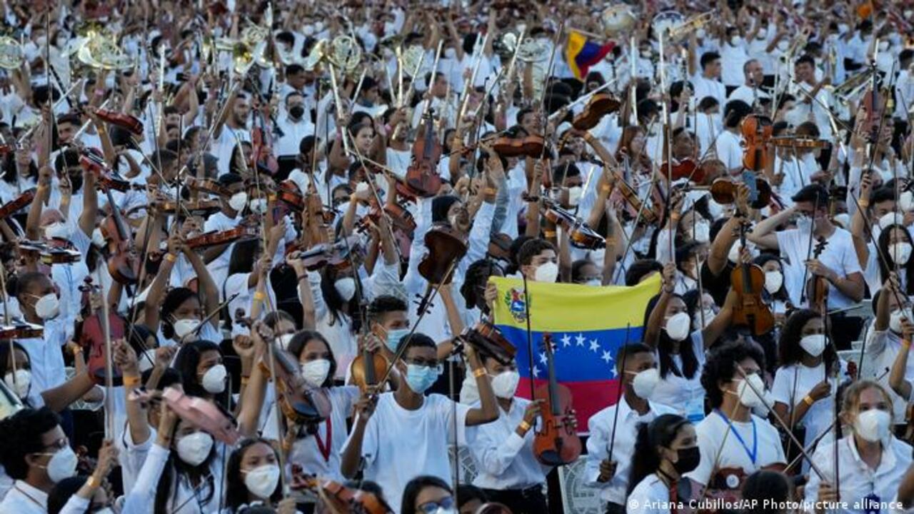 La Orquesta Simón Bolívar, de Venezuela, se coronó como la más grande del mundo, según el récord Guinness.