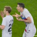 El momento en el que el árbitro Jesús Gil Manzano le muestra la tarjeta roja a Robert Lewandowski