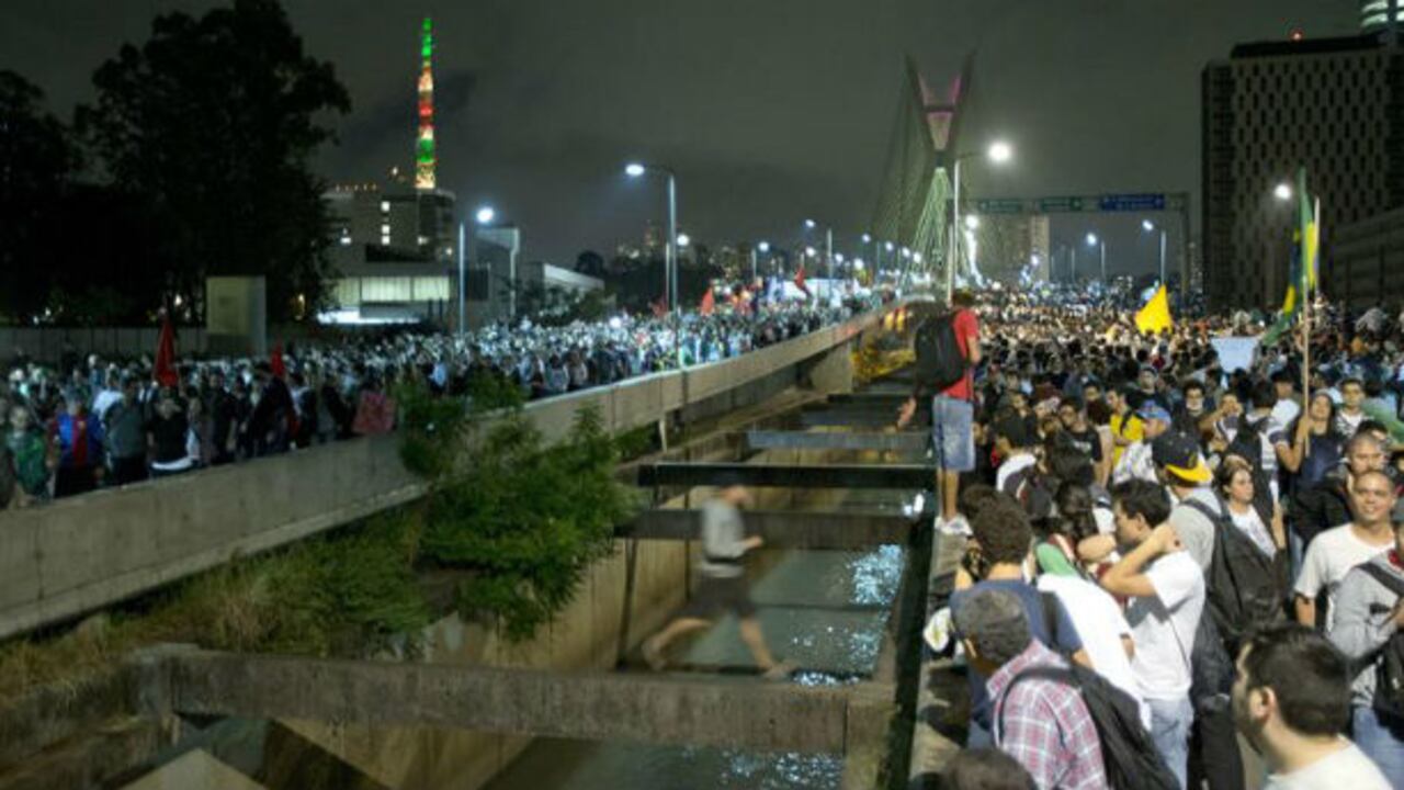 Miles de personas se concentraron el lunes de nuevo en algunas ciudades de Brasil para protestar por el alza del precio del transporte público, después de que manifestaciones anteriores acabaran en confrontaciones con la policía.