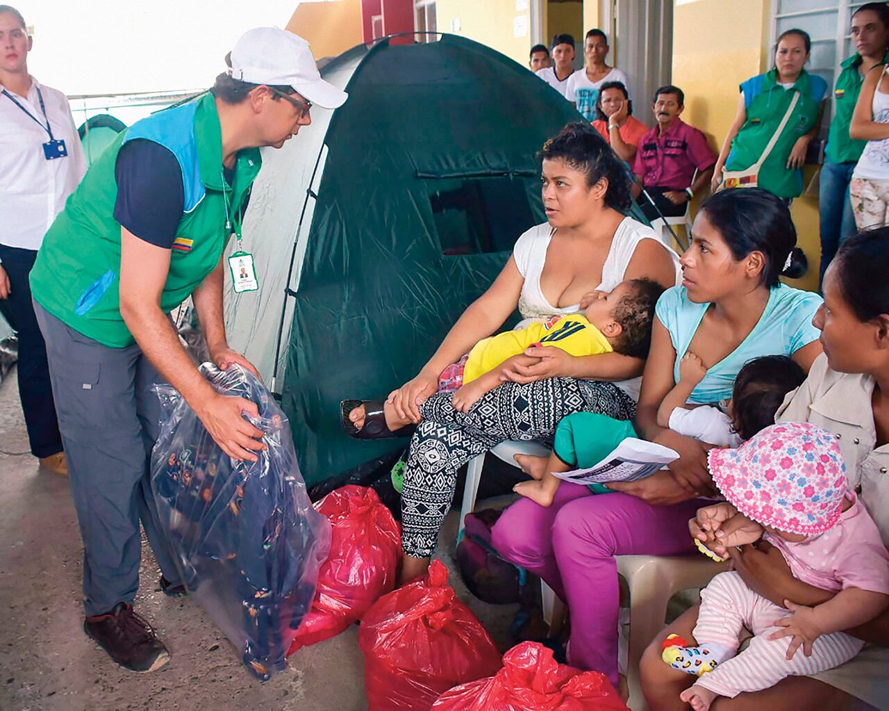 Funcionario del ICBF dando atención a madres en Mocoa (Cortesía ICBF).