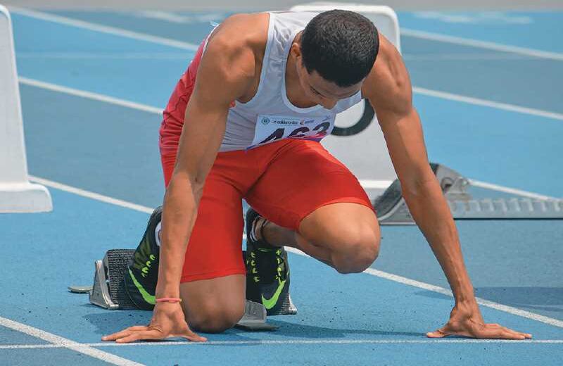 Dixon Hooker,  Nació con ataxia, una parálisis cerebral que afecta la coordinación. En 2015 se convirtió en el primer colombiano campeón mundial de atletismo paralímpico, al ganar los 400 metros T38 (prueba de pista para atletas con parálisis cerebral menos severa) en los Juegos Parapanamericanos de Toronto. 