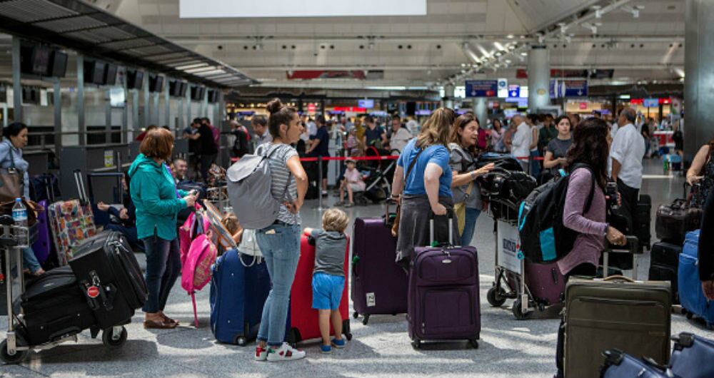 Viajeros se alistan para salir al encuentro con familiares y amigos en el fin de año.