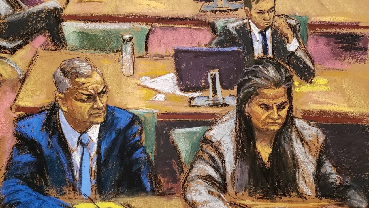 El exsecretario de seguridad mexicano, Genaro García Luna, con su abogada defensora en la corte federal de Brooklyn.