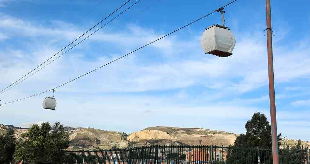Los teleféricos se convierten en una solución complementaria a los sistemas masivos de transporte que, además de mejorar la movilidad, generan profundas transformaciones sociales y ambientales.