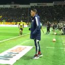 James dando instrucciones a sus compañeros de Olympiacos