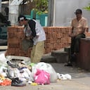 Los habitantes de calle buscan en la basura alimentos y reciclaje. Proponen capacitarlos y organizarlos para que se haga un buen manejo de los residuos.