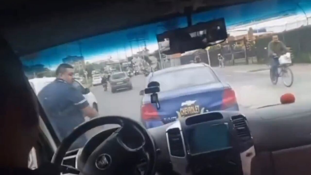 Hombre agredió con un cuchillo una ruta escolar en Bogotá.