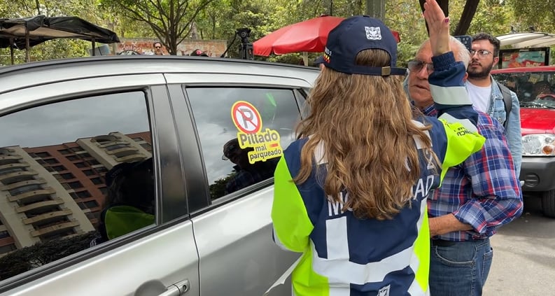 La Secretaría Distrital de Movilidad inició acciones pedagógicas contra el mal parqueo en diferentes corredores de Bogotá.