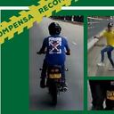 Uno de los presuntos delincuentes intimidó a su víctima con un arma de fuego.